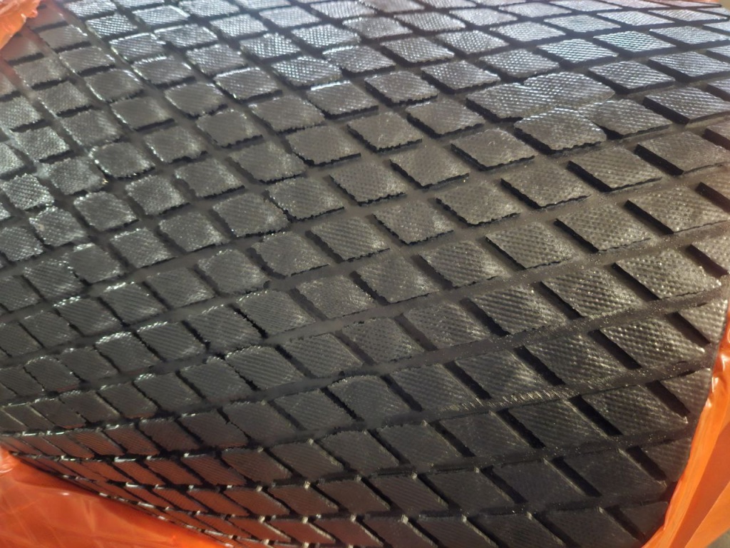 Поверхность барабана с ромбовидной футеровкой